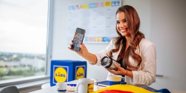 zamestnanec si pozera stranku Lidl e-shopu.