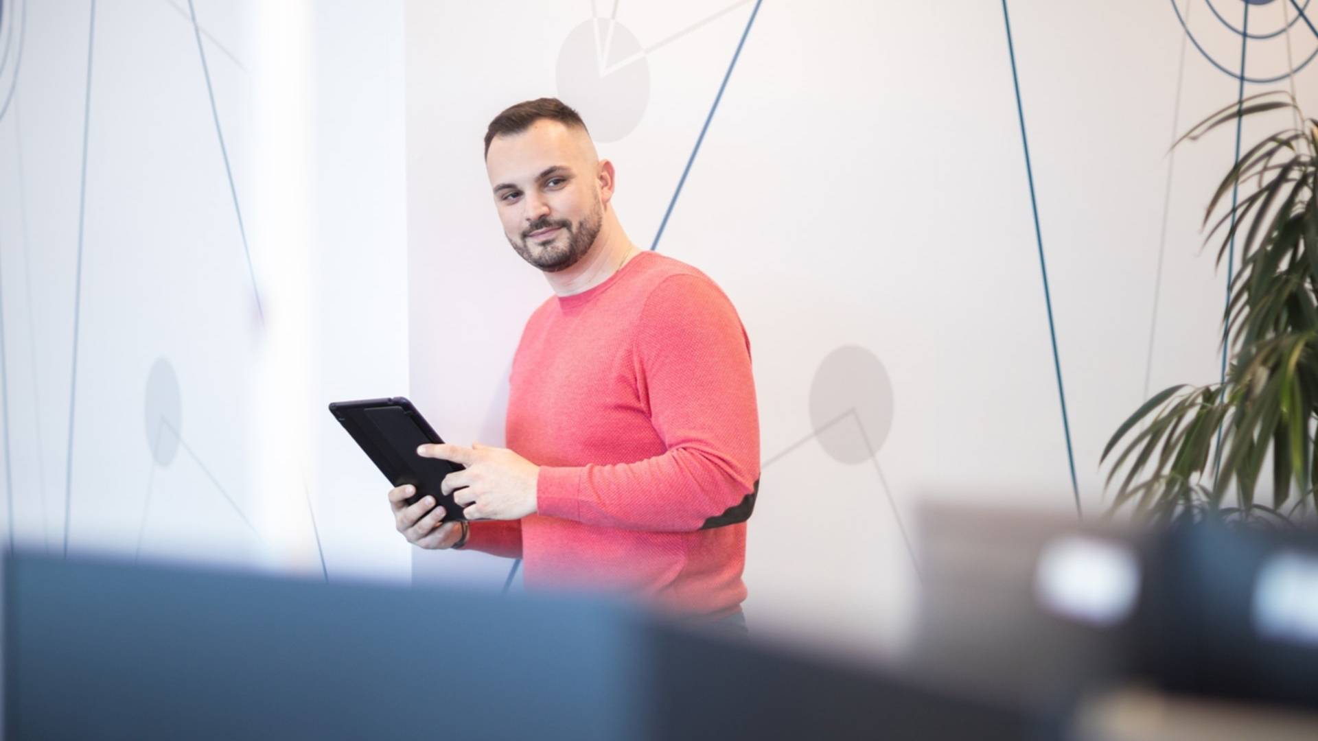 zamestnanec drží v ruke tablet