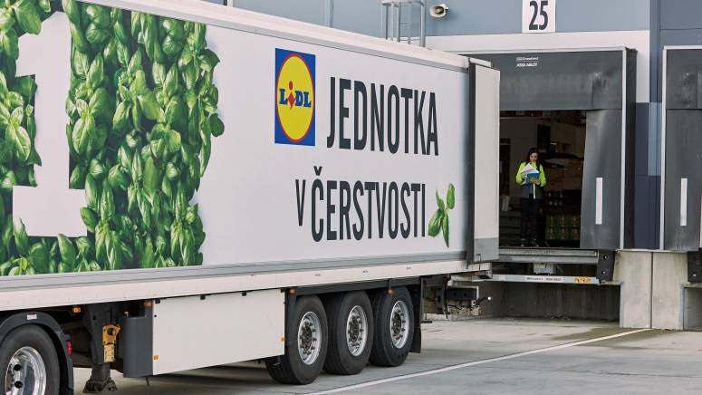 vykladanie tovaru v lidli s lidl kamionom