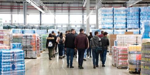 študenti retail academy na prehliadke logistickeho centra v seredi